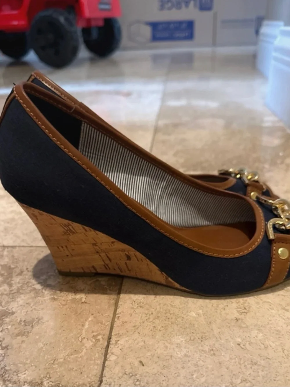 Tommy Hilfiger Navy and Brown Peep-Toe Heels with Gold Chain